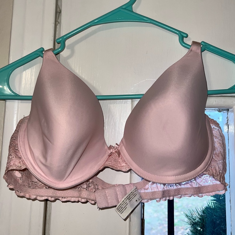 MaidenForm Baby Pink Laced Lined Bra. Size 36D, great condition. Loosely worn.